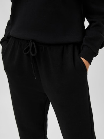 Tapered Pantaloni 'Chilli' di PIECES in nero