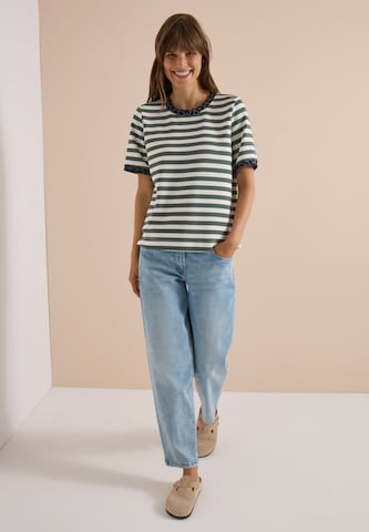 Tricou de la CECIL pe verde