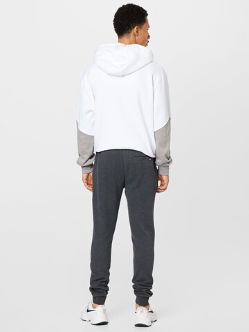 ELLESSE Tapered Housut värissä harmaa