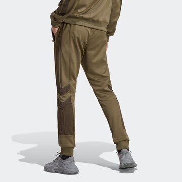 ADIDAS ORIGINALS Zúžený Sportovní kalhoty 'Rekive' – zelená