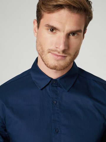 Regular fit Camicia 'Jasper' di ABOUT YOU x Kevin Trapp in blu