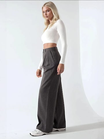 Wide leg Pantaloni con piega frontale di Hiccup in grigio