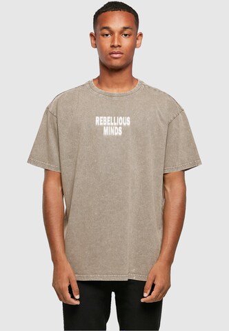 Merchcode T-Shirt 'Rebellious Minds' in Braun: predná strana