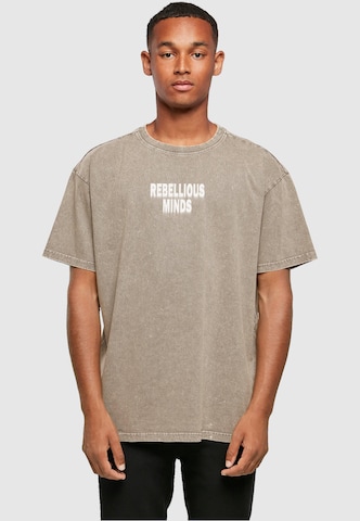 Merchcode T-Shirt 'Rebellious Minds' in Braun: Vorderseite