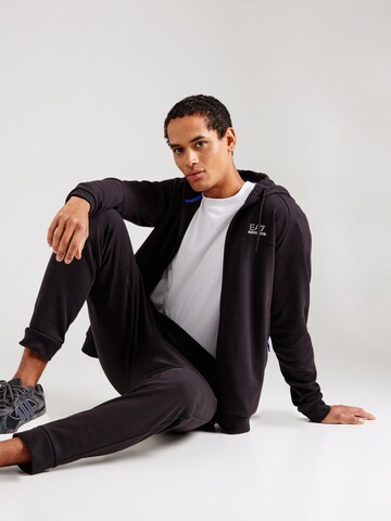 Costum de trening de la EA7 Emporio Armani pe negru