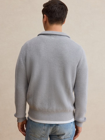DAN FOX APPAREL Свитер 'Leart' в Серый