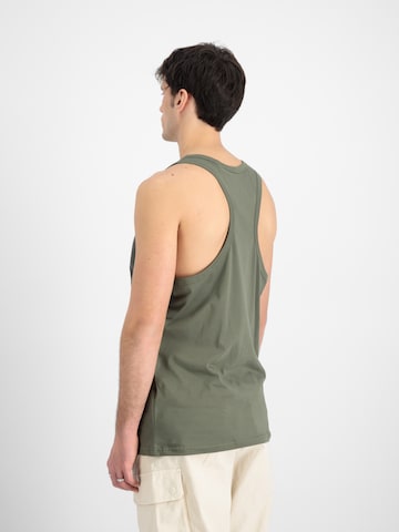ALPHA INDUSTRIES Футболка в Зеленый