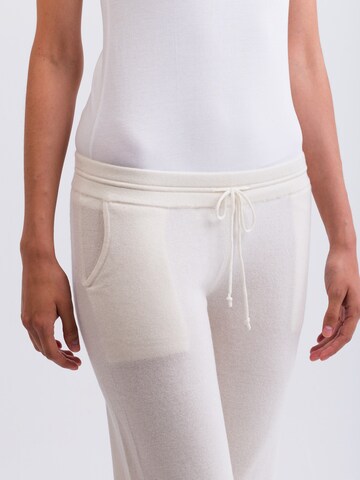 regular Pantaloni di CASH-MERE.CH in bianco