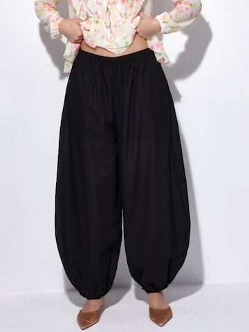 Barrel Pantaloni di Busem in nero: frontale