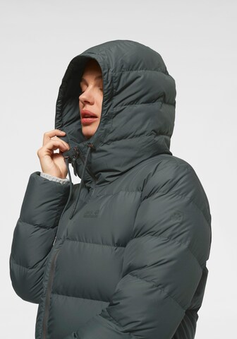 JACK WOLFSKIN Pitkä talvitakki 'Crystal Palace' värissä harmaa
