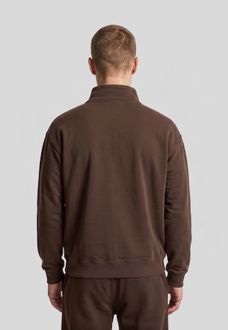 Urban Classics Sweatshirt in Braun: Rückseite