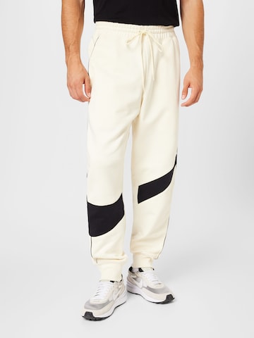 Effilé Pantalon Nike Sportswear en blanc : devant