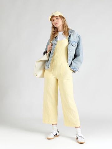 BILLABONG Szabványos Kantáros nadrágok 'Pacific Time' - sárga