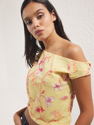 Trendyol - Top en amarillo: frente