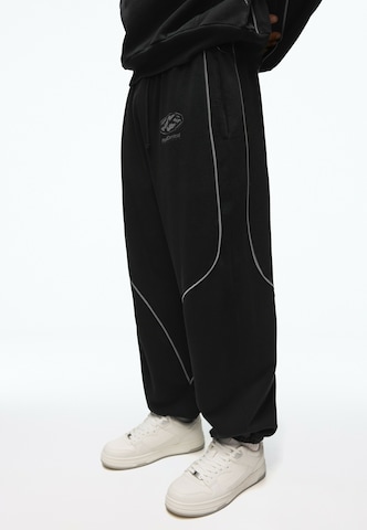 Tapered Pantaloni de la Bershka pe negru