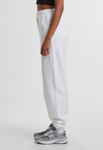 Tapered Pantaloni di Urban Classics in bianco