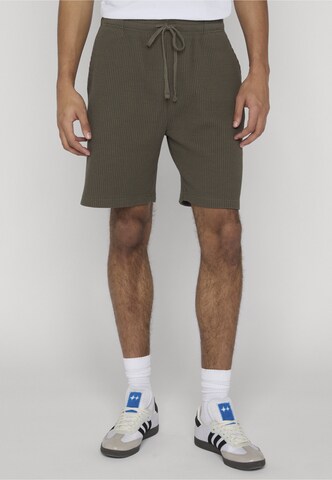 Urban Classics Regular Trousers in Green: front