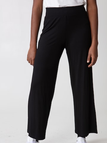 Loosefit Pantalon 'FREYA' Indiska en noir : devant