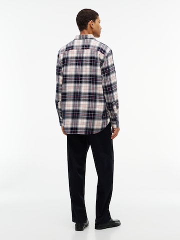 TOMMY HILFIGER Comfort Fit Риза в бяло