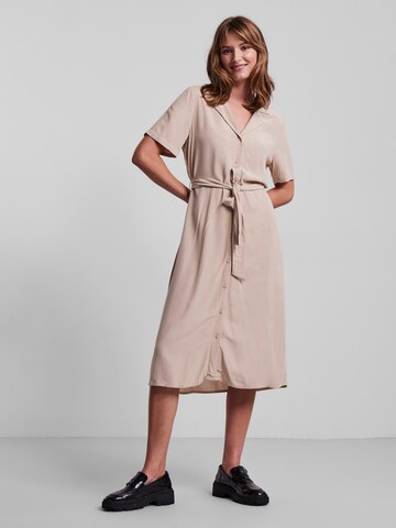 Robe-chemise 'Olivia' PIECES en beige