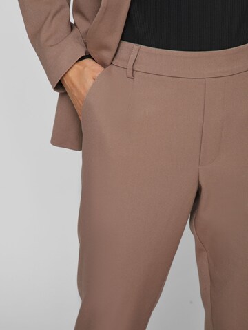 VILA Slimfit Hose 'VIVarone' in Braun