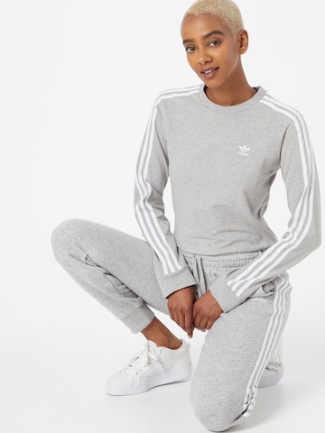 ADIDAS ORIGINALS Тениска в сиво