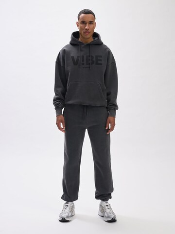 V!BE STUD!OS Sweatshirt in Black