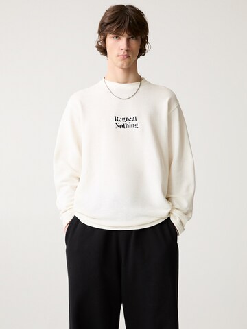 Sweat-shirt 'REGRET NOTHING' Pull&Bear en blanc