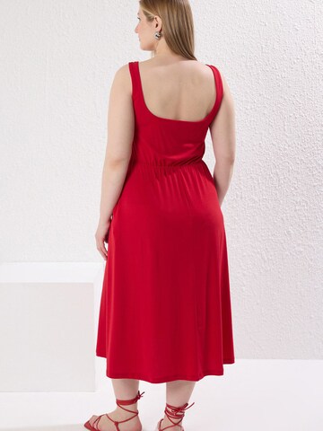 Trendyol Curve Kleid in Rot