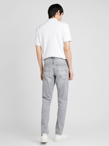 QS Tapered Jeans in Grau