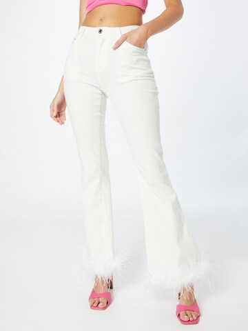 Edikted Flared Jeans in White: front