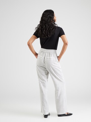 Loosefit Pantalon 'Emmett-M' mbym en blanc