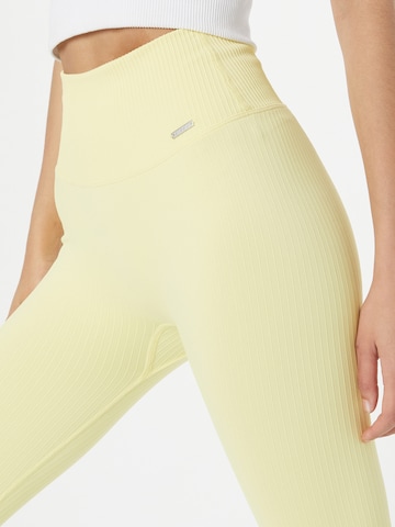 Skinny Pantaloni sportivi di aim'n in giallo