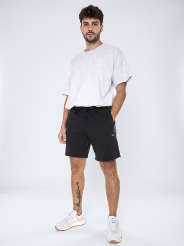 Baggy Pantalon 'Mens Comfycush Fleece Black Shorts' VANS en noir : devant
