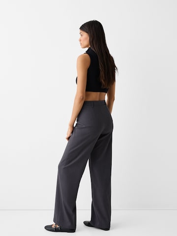 Loosefit Pantaloni con piega frontale di Bershka in grigio