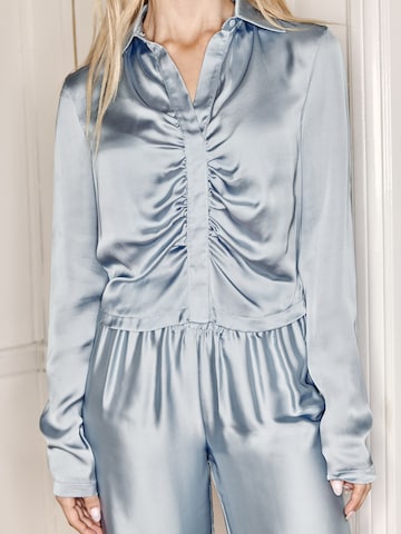 Ema Louise x ABOUT YOU Blouse 'Jolene' in Blauw