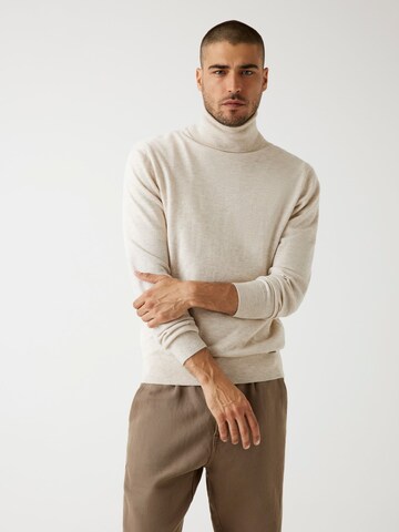 GUESS Sweater in Beige: front