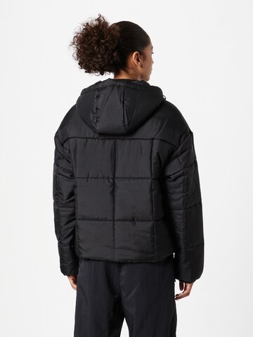 Nike Sportswear Jacke 'Essentials' in Schwarz