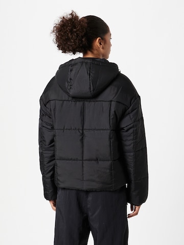 Nike Sportswear Zimní bunda 'Essentials' – černá