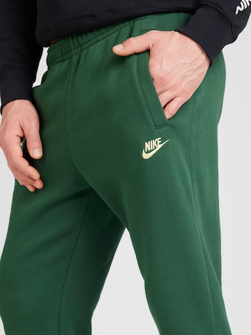 Nike Sportswear Zwężany krój Spodnie 'CLUB FLEECE' w kolorze zielony