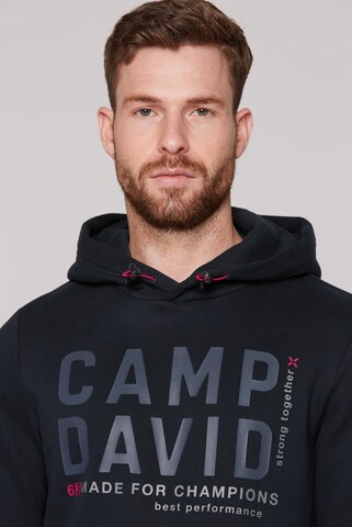 CAMP DAVID Hoodie mit Rubber Artwork in Blau