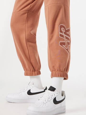 rozā Nike Sportswear Pakapēniski sašaurināts piegriezums Bikses