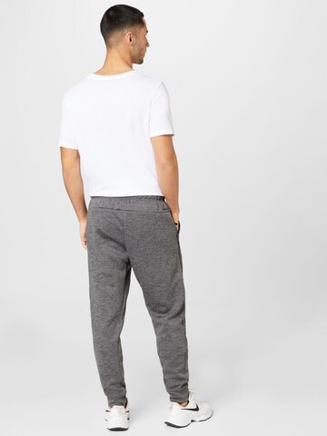 Tapered Pantaloni sport de la NIKE pe gri