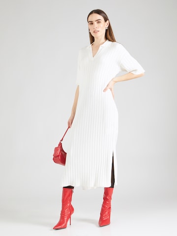 b.young - Vestido de malha 'MOBENA' em branco: frente