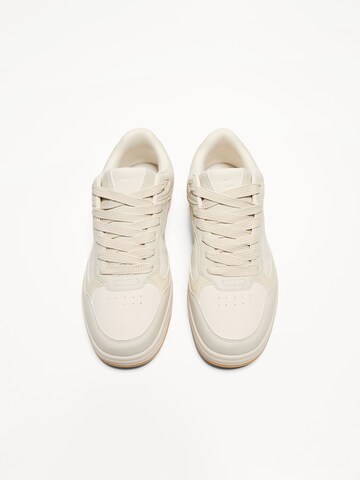 Baskets basses Bershka en beige