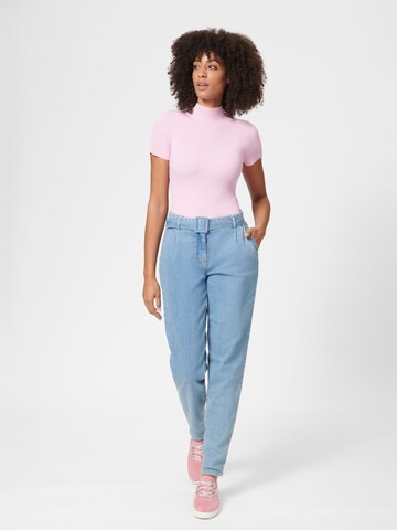 MADELEINE Tapered Jeans in Blauw