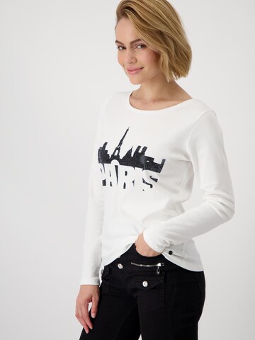Tricou de la monari pe alb