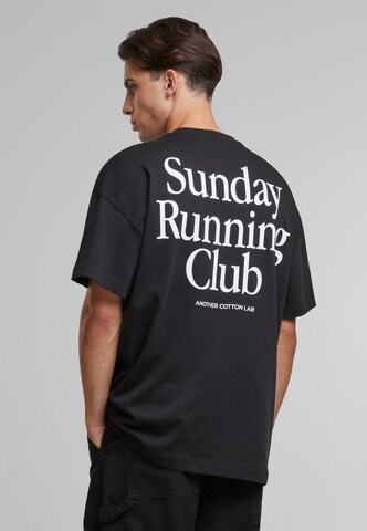 Tricou 'Sunday Running Club' de la Another Cotton Lab pe negru