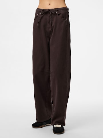 PIECES Baggy Jeans in Brown: front