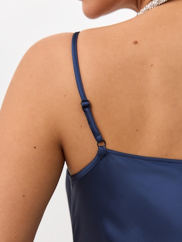 Robe 'Maxi satin slip dress 'Serene'' Serena Silueta en bleu